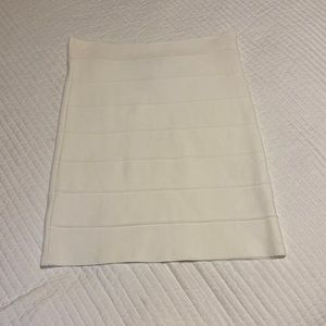 BCBG white fitted skirt